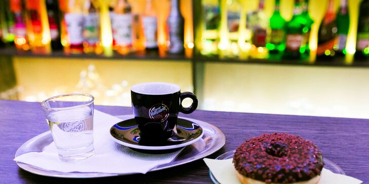 Espresso, Caffé Latte alebo Cappuccino a čokoládová šiška v Peoples