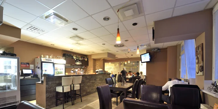 Domáca kačacia paštéta so zapečenou bagetou a vínkom v Doovdee Restaurant.