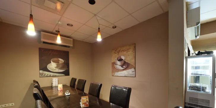 Domáca kačacia paštéta so zapečenou bagetou a vínkom v Doovdee Restaurant.