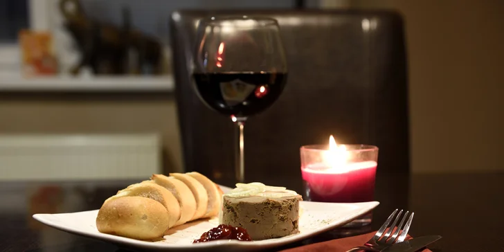 Domáca kačacia paštéta so zapečenou bagetou a vínkom v Doovdee Restaurant.