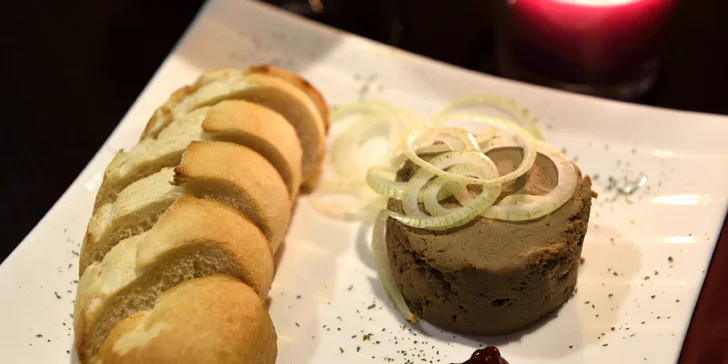 Domáca kačacia paštéta so zapečenou bagetou a vínkom v Doovdee Restaurant.