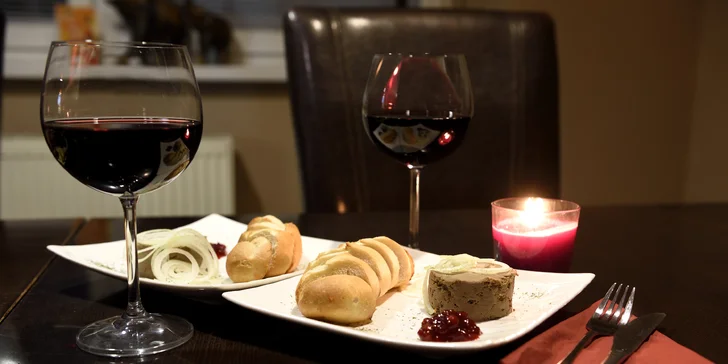 Domáca kačacia paštéta so zapečenou bagetou a vínkom v Doovdee Restaurant.