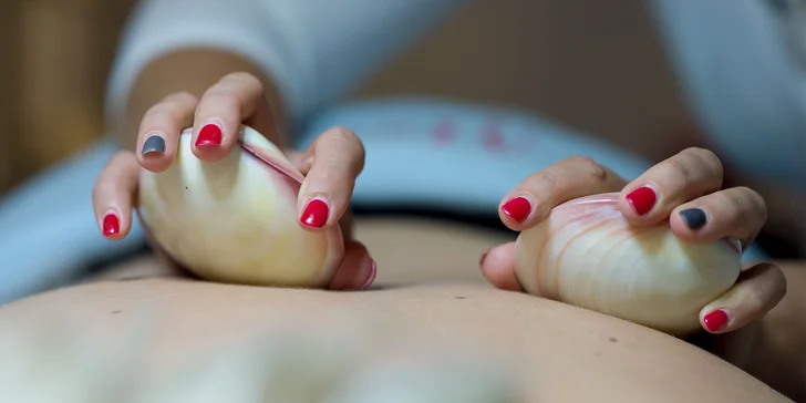 NOVINKA! Masáž chrbta a nôh horúcimi mušľami aj s peelingom a zábalom alebo masáž tváre a dekoltu polodrahokamami