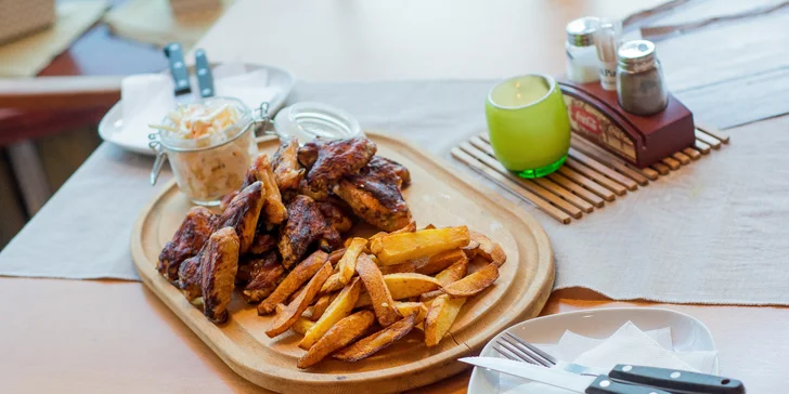 BBQ Grilované kuracie krídelká s domácimi steakovými hranolčekmi v EWAS Restaurant