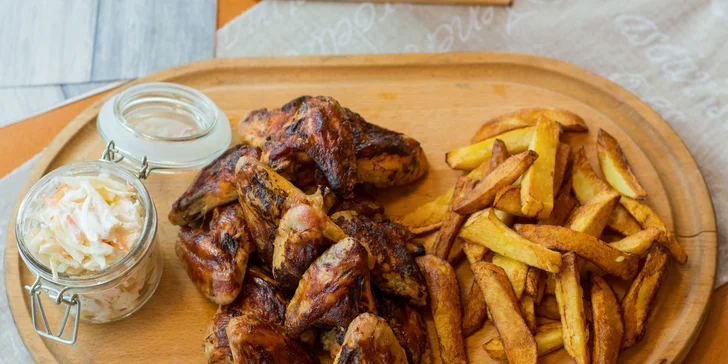 BBQ Grilované kuracie krídelká s domácimi steakovými hranolčekmi v EWAS Restaurant