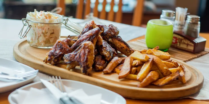 BBQ Grilované kuracie krídelká s domácimi steakovými hranolčekmi v EWAS Restaurant