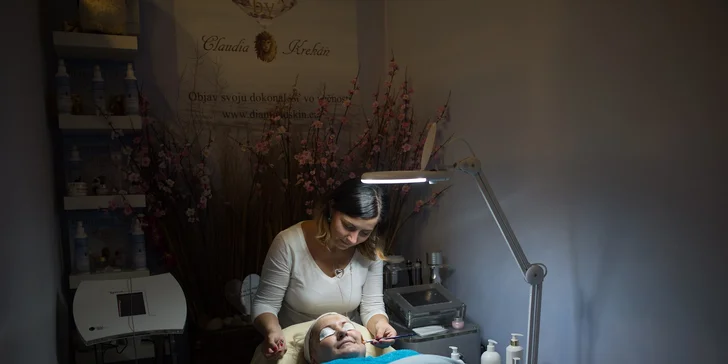 Komplexné hĺbkové ošetrenie pleti 4 v 1: diamantová mikrodermabrázia, kavitačný peeling, sonofréza a led fototerapia