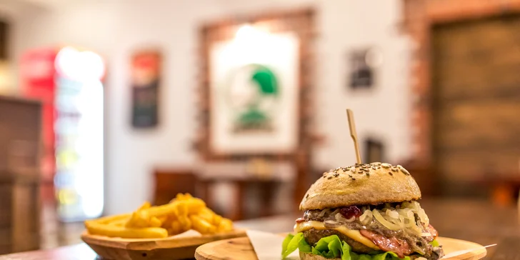 Kráľ všetkých burgerov! Divinový burger a hranolčeky v Sherwood Grill & Bare!