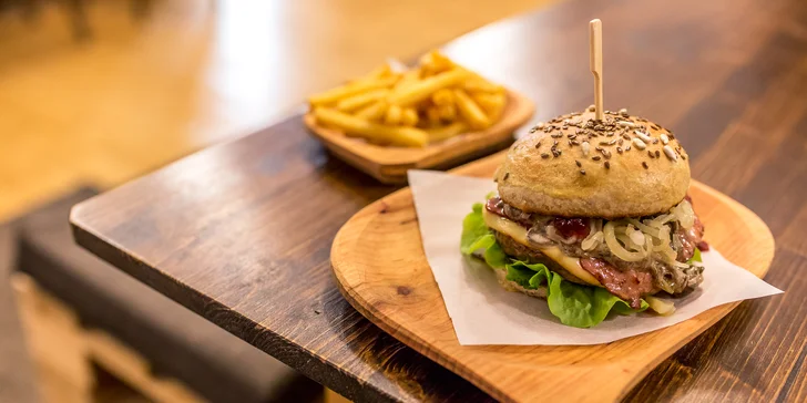 Kráľ všetkých burgerov! Divinový burger a hranolčeky v Sherwood Grill & Bare!