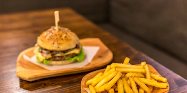 Kráľ všetkých burgerov! Divinový burger a hranolčeky v Sherwood Grill & Bare!