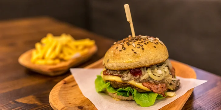 Kráľ všetkých burgerov! Divinový burger a hranolčeky v Sherwood Grill & Bare!