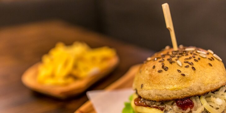 Kráľ všetkých burgerov! Divinový burger a hranolčeky v Sherwood Grill & Bare!