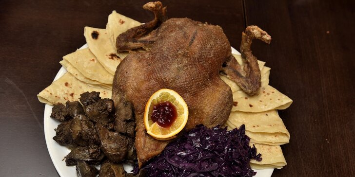 Tradičná pečená kačica s lokšami, červenou kapustou a kačacou pečienkou
