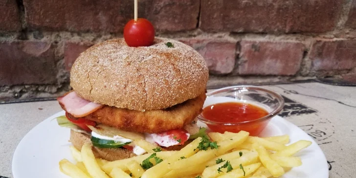 Hovädzí, kurací alebo Hattrick burger v Hattrick sport pub