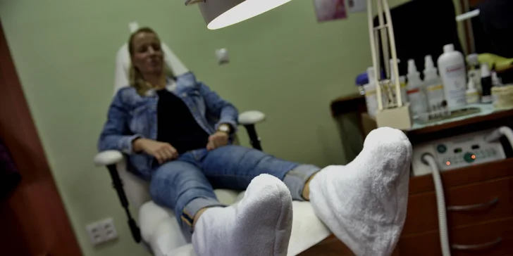 Medicinálna suchá prístrojová pedikúra aj s masážou alebo peelingom a zábalom