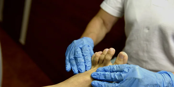 Medicinálna suchá prístrojová pedikúra aj s masážou alebo peelingom a zábalom