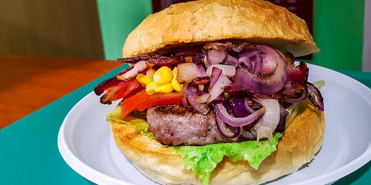 Hamburger v domácej žemli s chrumkavou slaninkou + minerálka