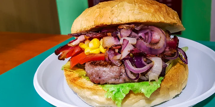 Hamburger v domácej žemli s chrumkavou slaninkou + minerálka