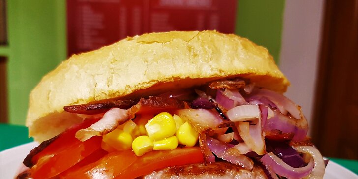 Hamburger v domácej žemli s chrumkavou slaninkou + minerálka
