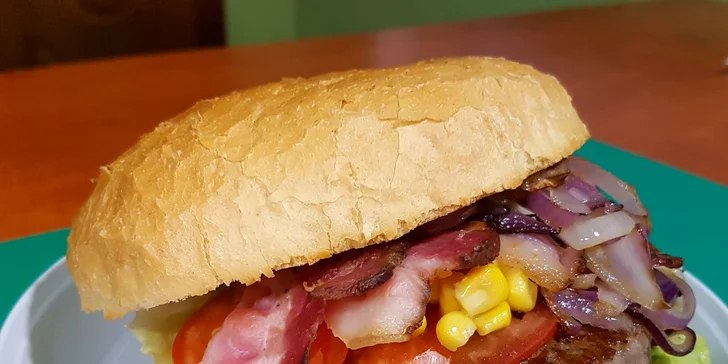 Hamburger v domácej žemli s chrumkavou slaninkou + minerálka