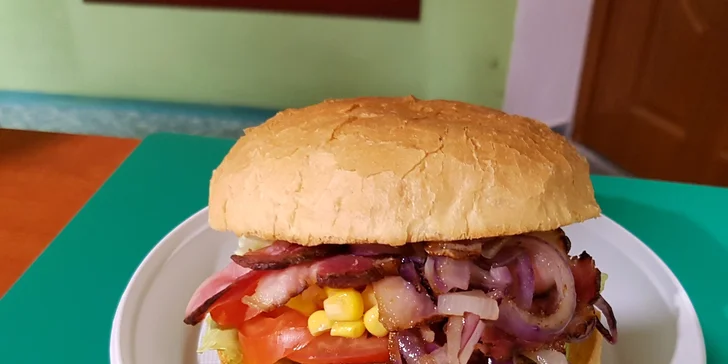 Hamburger v domácej žemli s chrumkavou slaninkou + minerálka