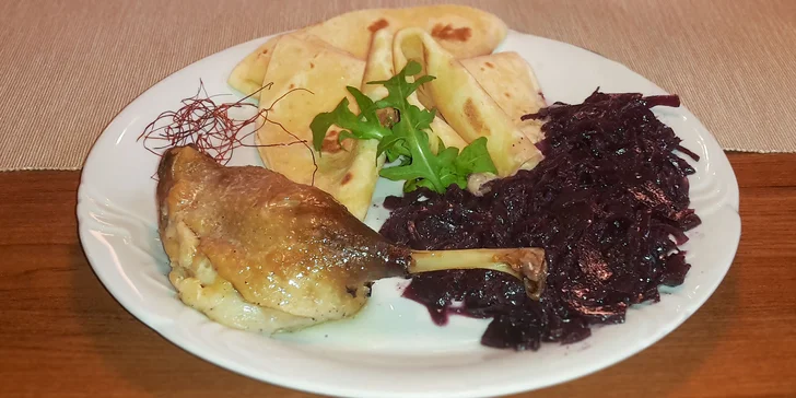 Hostina ako sa patrí! Pečená kačka, červená kapusta, lokše i vínko k tomu!