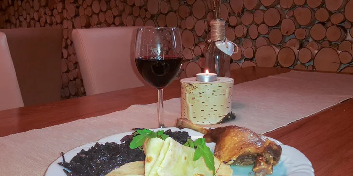 Hostina ako sa patrí! Pečená kačka, červená kapusta, lokše i vínko k tomu!