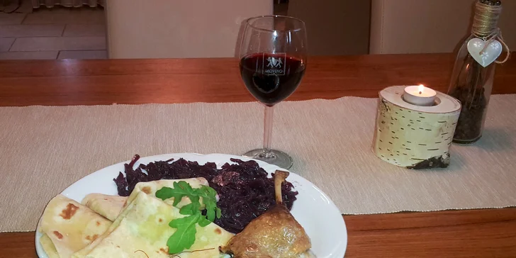 Hostina ako sa patrí! Pečená kačka, červená kapusta, lokše i vínko k tomu!