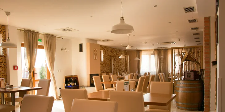 Hostina ako sa patrí! Pečená kačka, červená kapusta, lokše i vínko k tomu!