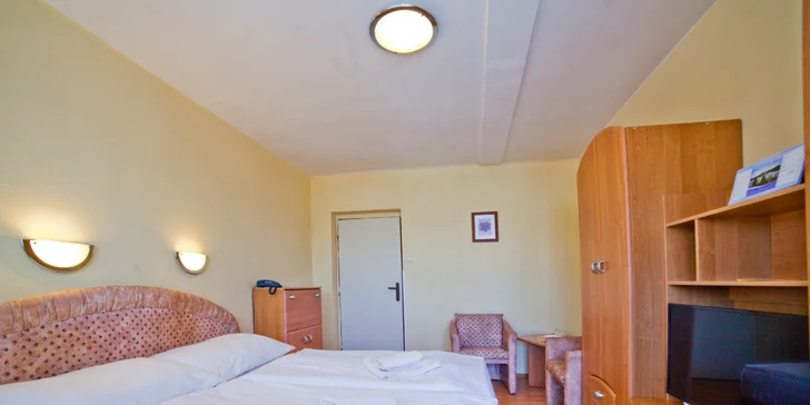 Víkendový relaxačný alebo týždňový pobyt až s 10 liečebnými procedúrami a neobmedzeným wellness v Dudinciach