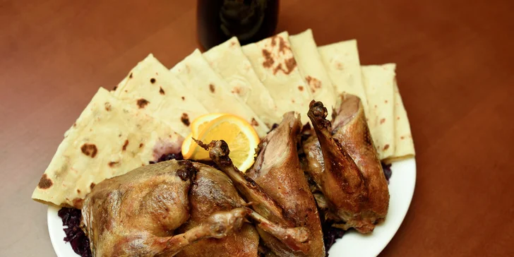 Pečené kačacie prsia Sous vide alebo 2,5 kg pečenej kačky s červenou kapustou, lokšami a vínom vo WOLKER Beer & Wine & Restaurant