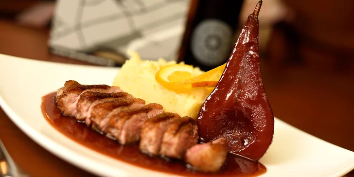 Pečené kačacie prsia Sous vide alebo 2,5 kg pečenej kačky s červenou kapustou, lokšami a vínom vo WOLKER Beer & Wine & Restaurant
