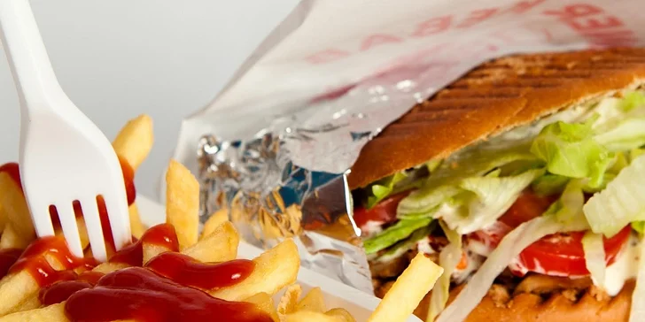 Kurací kebab v žemli s hranolčekmi a nápojom