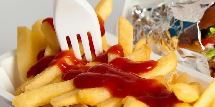 Kurací kebab v žemli s hranolčekmi a nápojom
