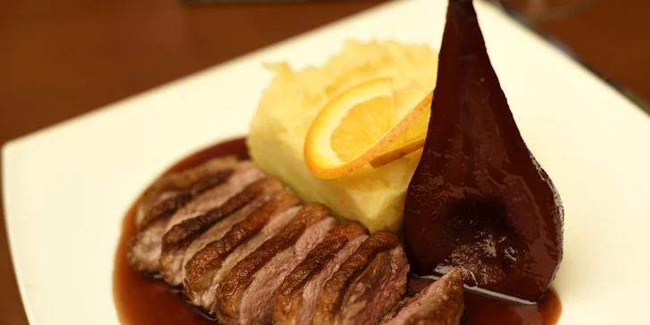 Pečené kačacie prsia Sous vide alebo 2,5 kg pečenej kačky s červenou kapustou, lokšami a vínom vo WOLKER Beer & Wine & Restaurant