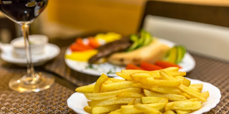 Romantika pre dvoch v arabskom štýle. Dajte si pravý jahňací kebab!