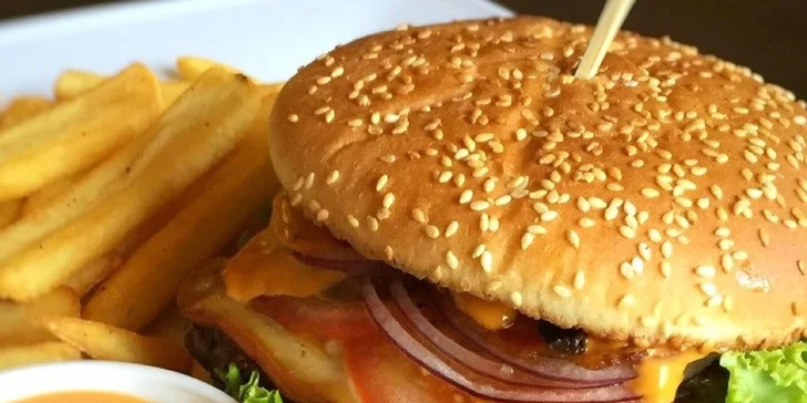 Šťavnatý burger so steakovými hranolčekmi a nápojom