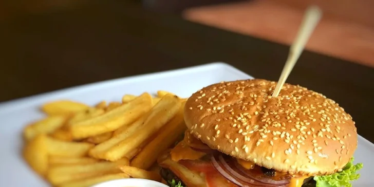 Šťavnatý burger so steakovými hranolčekmi a nápojom