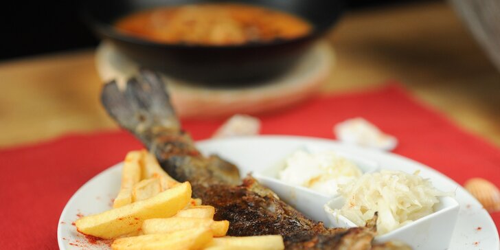 2-chodové menu s polievkou s morskými plodmi! Grilovaný pstruh alebo grilovaný losos, alebo Paella de pollo v La Cabaña