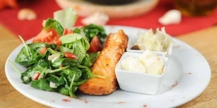 2-chodové menu s polievkou s morskými plodmi! Grilovaný pstruh alebo grilovaný losos, alebo Paella de pollo v La Cabaña