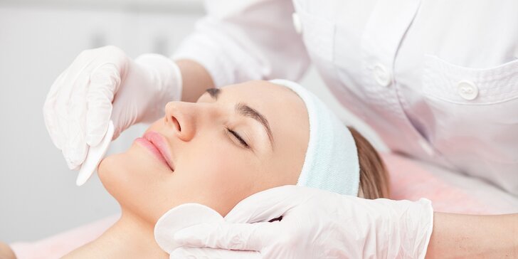 Čistenie pleti ultrazvukom alebo čínska regeneračná masáž tváre polodrahokamom
