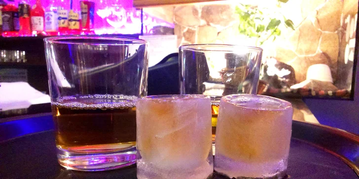 Horúce alko i nealko nápoje či drinky v ľadových pohárikoch