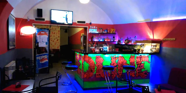 Horúce alko i nealko nápoje či drinky v ľadových pohárikoch