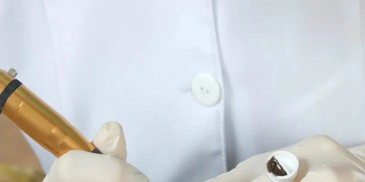 Permanentný make up obočia čiarkovanou metódou