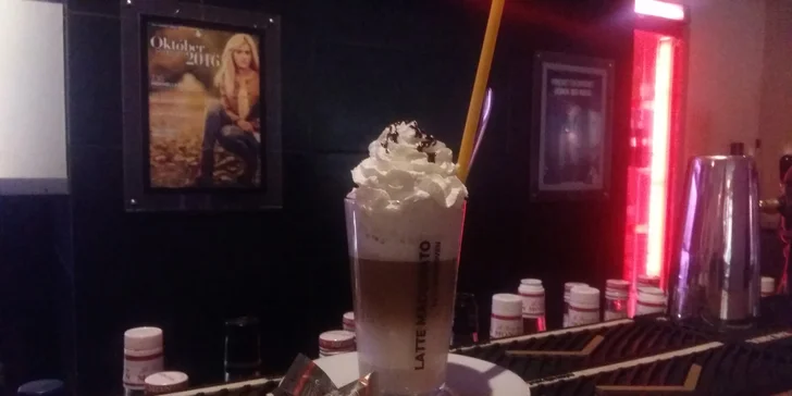 Ochutené Latte Machiato alebo varené víno so škoricou a ovocím