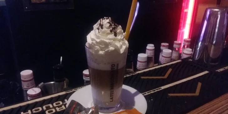 Ochutené Latte Machiato alebo varené víno so škoricou a ovocím