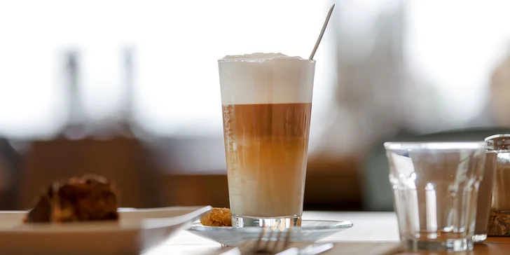 Ochutené Latte Machiato alebo varené víno so škoricou a ovocím