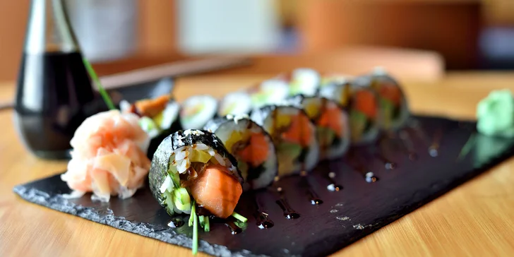 12 kúskov pravého Japonska! Lososová sake roll v EDO-KIN sushi & sake bare