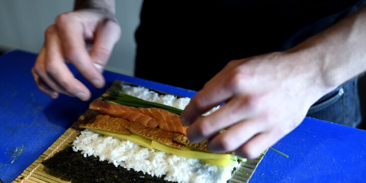 12 kúskov pravého Japonska! Lososová sake roll v EDO-KIN sushi & sake bare