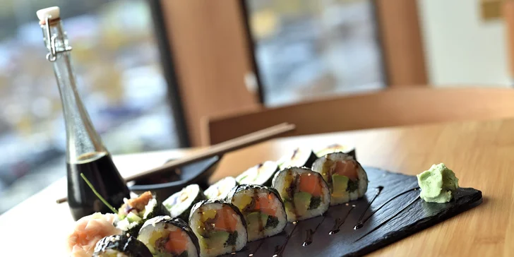 12 kúskov pravého Japonska! Lososová sake roll v EDO-KIN sushi & sake bare
